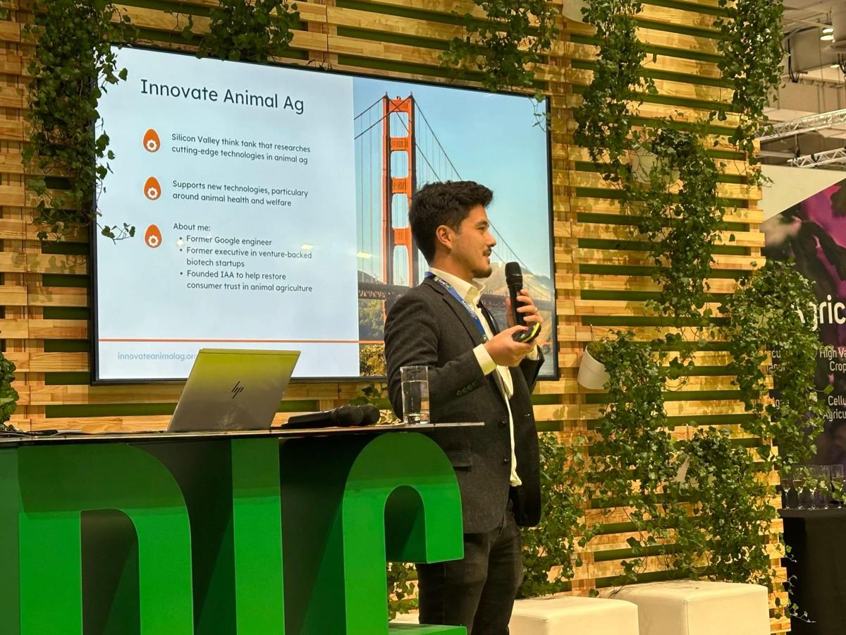 Robert gives his keynote at the EuroTier Startup Showcase event