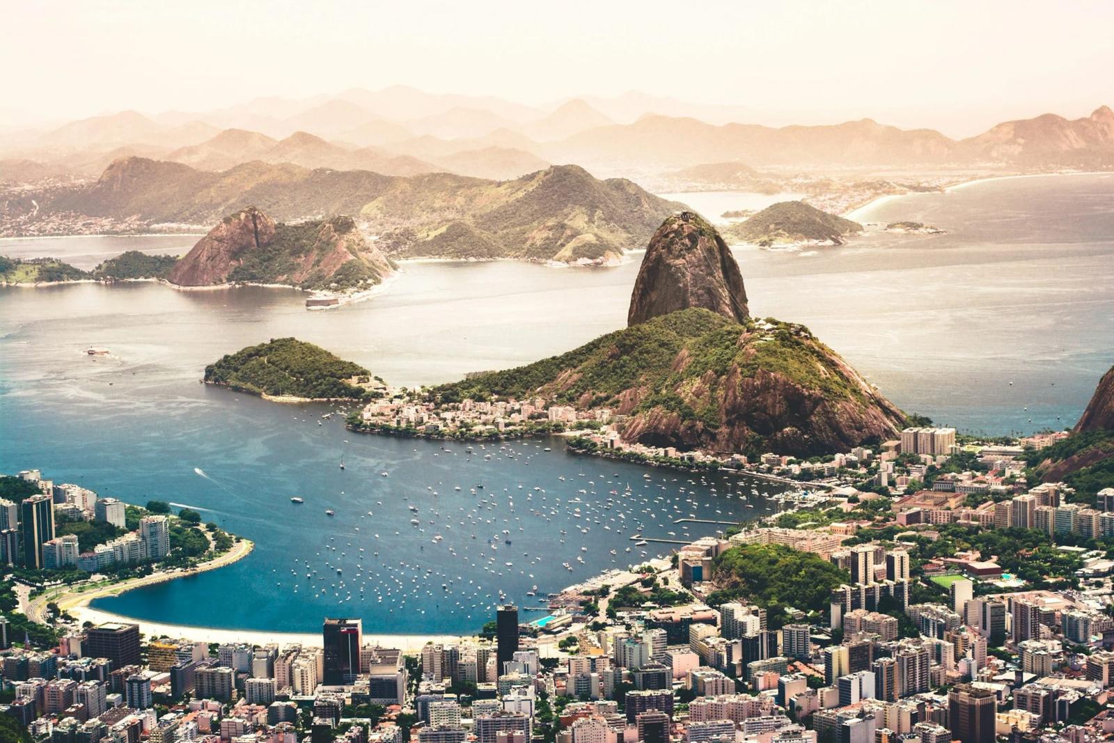 Vista aérea do Rio de Janeiro e da Baía de Guanabara